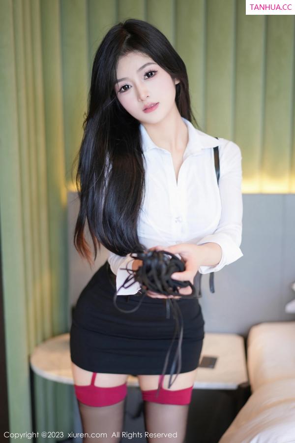   [XiuRen]高清写真图 2023.11.17 No.7678 谭小灵 短裙美腿第8张图片